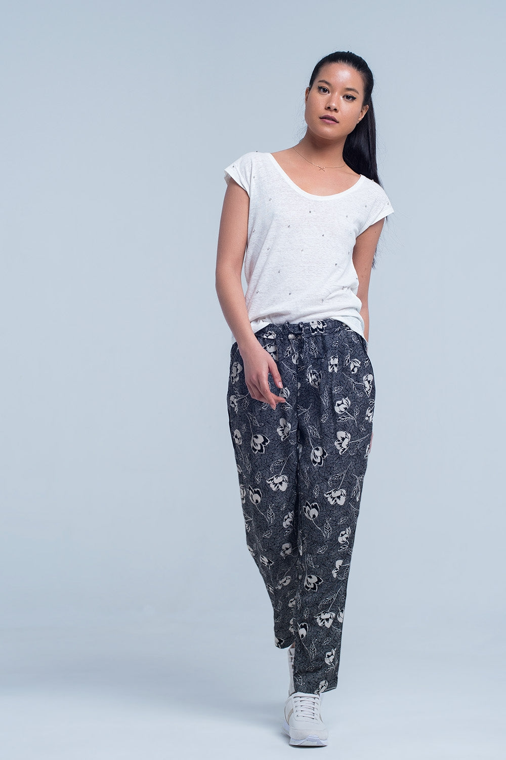 Pantalones negros con estampado floral Q2