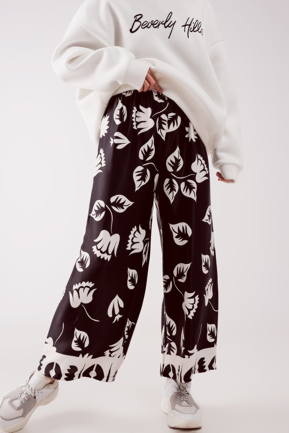 Pantalones negros elásticos de pernera muy ancha Q2