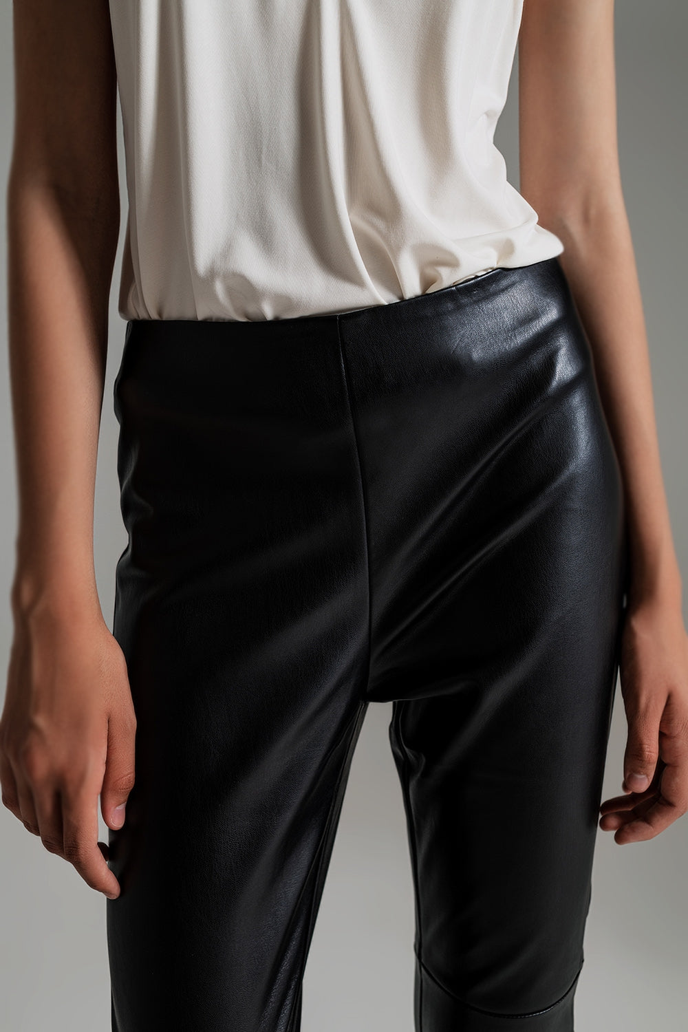 pantalones pitillo negros efecto piel Q2