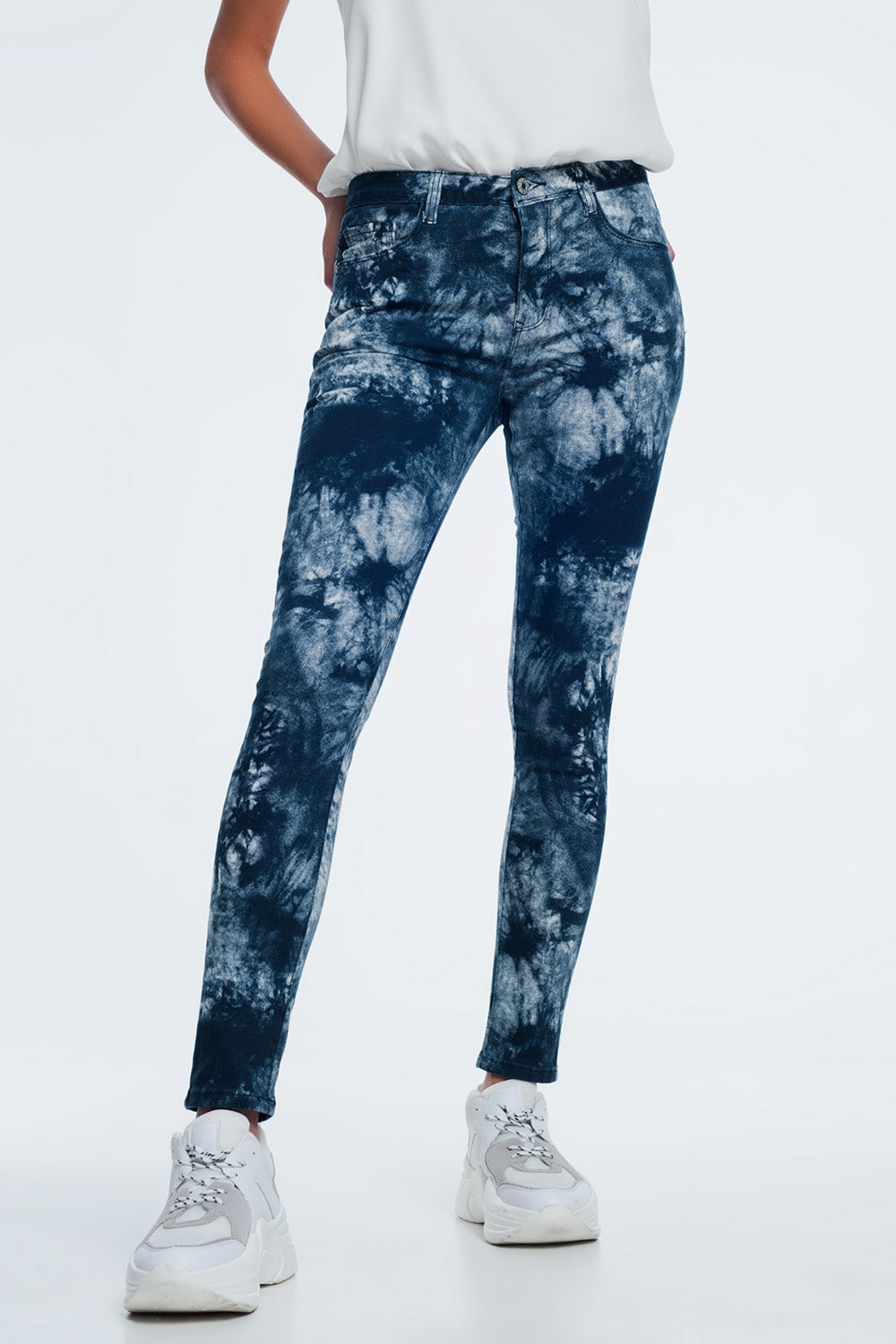 Pantalones pitillo teñidos de azul Q2