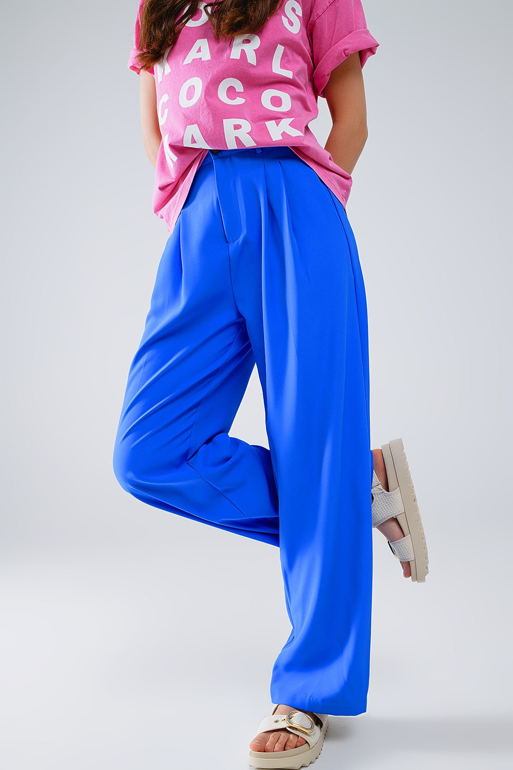 Pantalones rectos con bolsillos laterales y pinzas en azul Q2