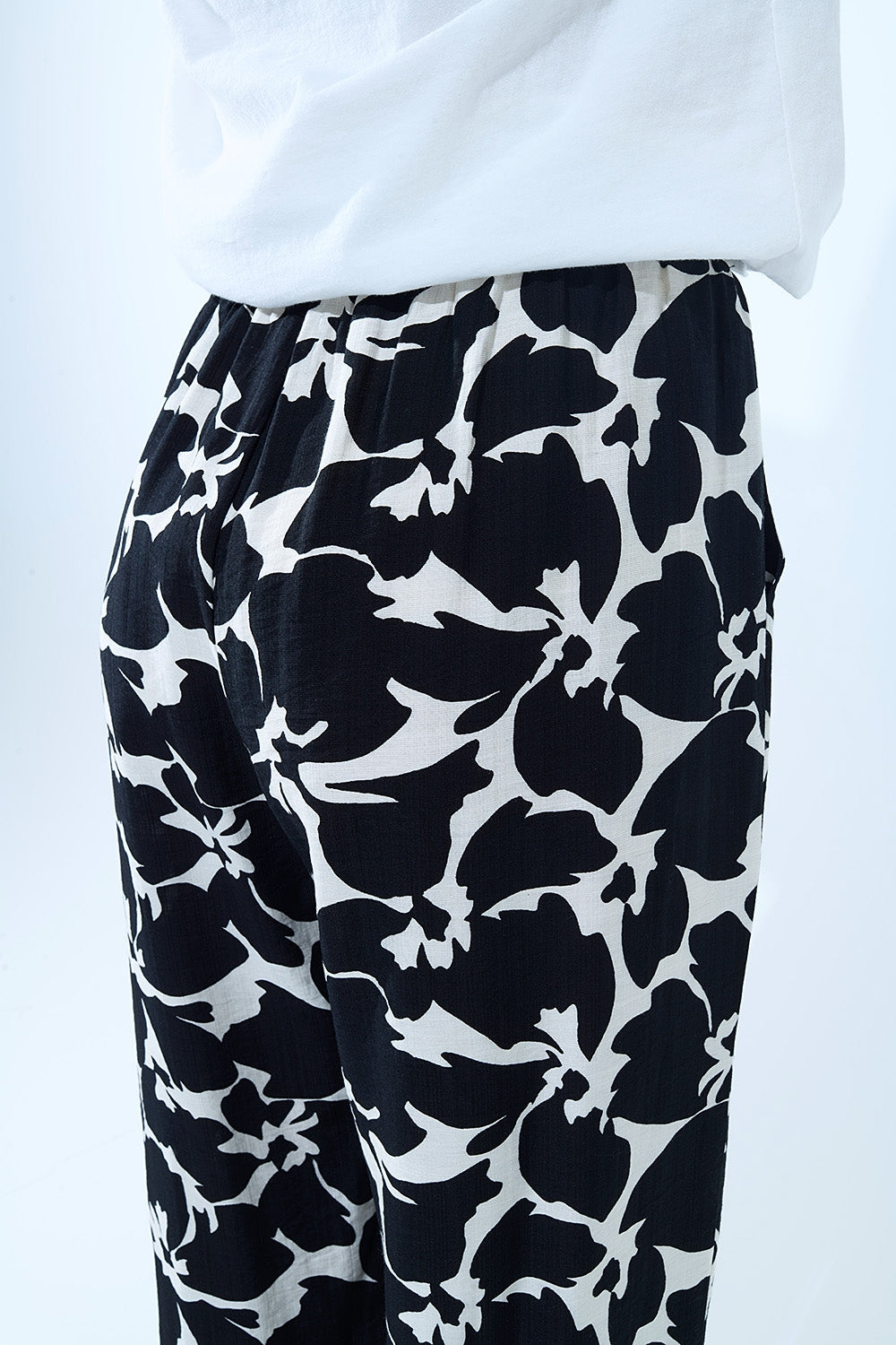 Pantalones rectos con estampado floral hawaiano en blanco y negro Q2