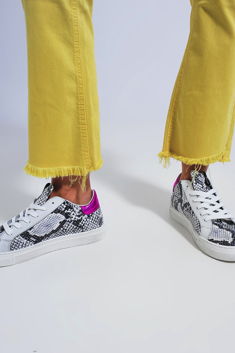 Pantalones rectos en amarillo con tobillos anchos Q2