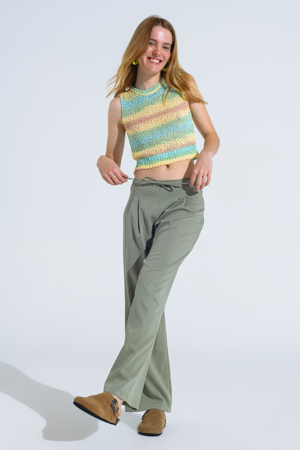 Pantalones relajados verde claro con cierre de cordón y bolsillos laterales Q2