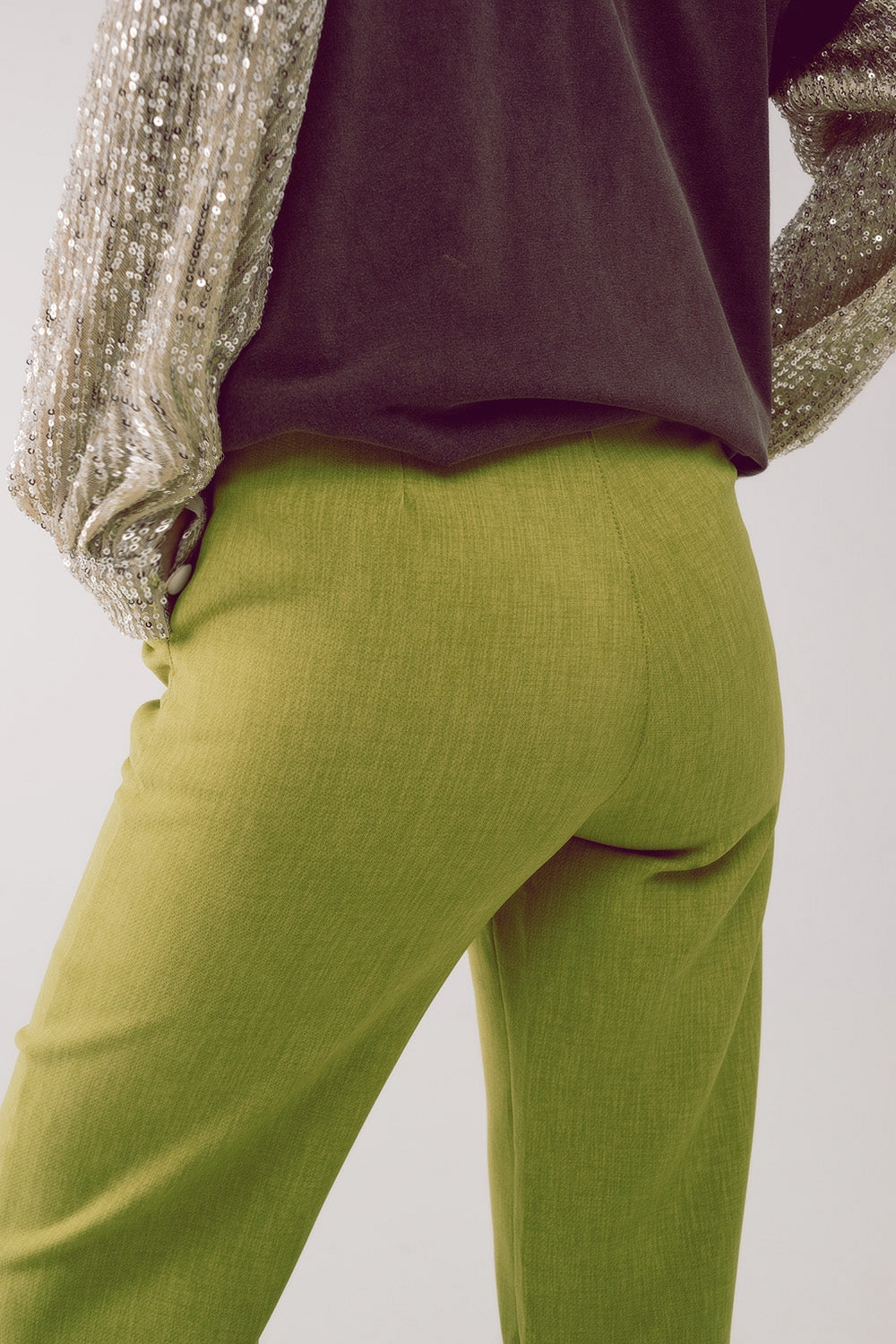 Pantalones verdes de corte sartorial y pernera recta Q2