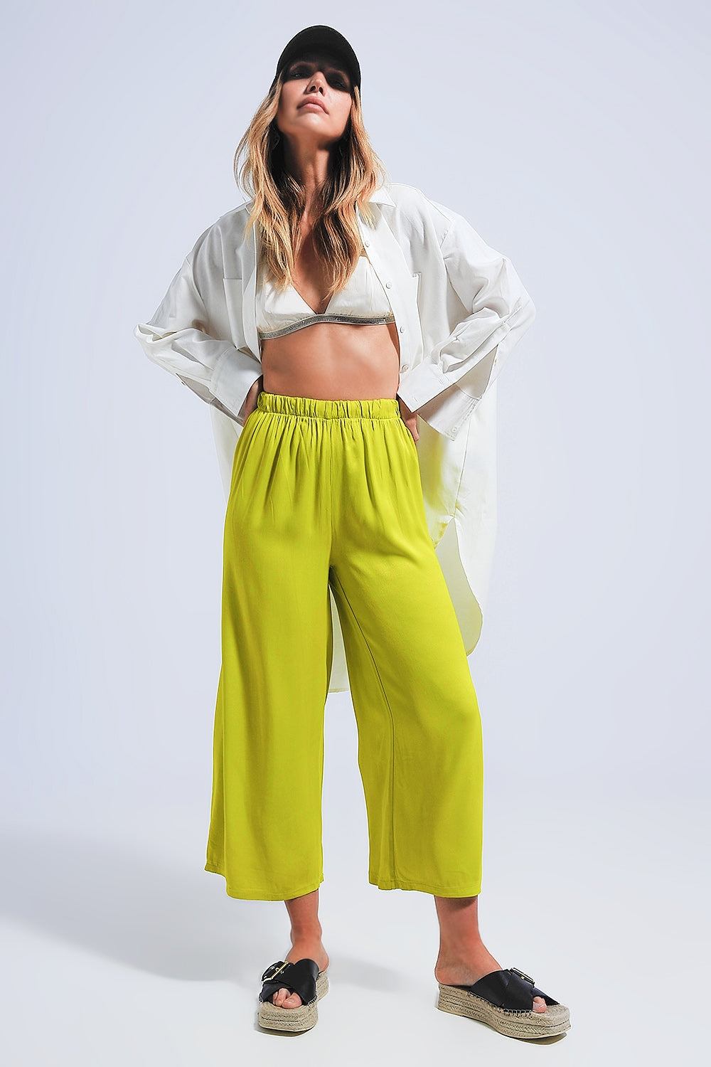 Pantalones verdes de pernera ancha de satén Q2