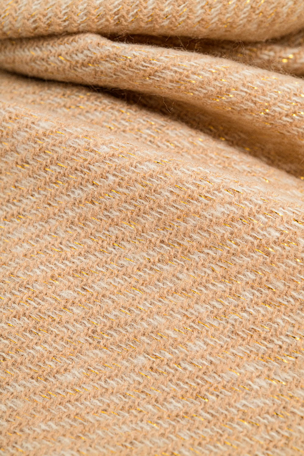 Pañuelo color camel con detalle de hilo dorado Q2