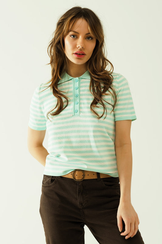 Q2 Polo blanco de manga corta con rayas azul claro y detalles de botones frontales