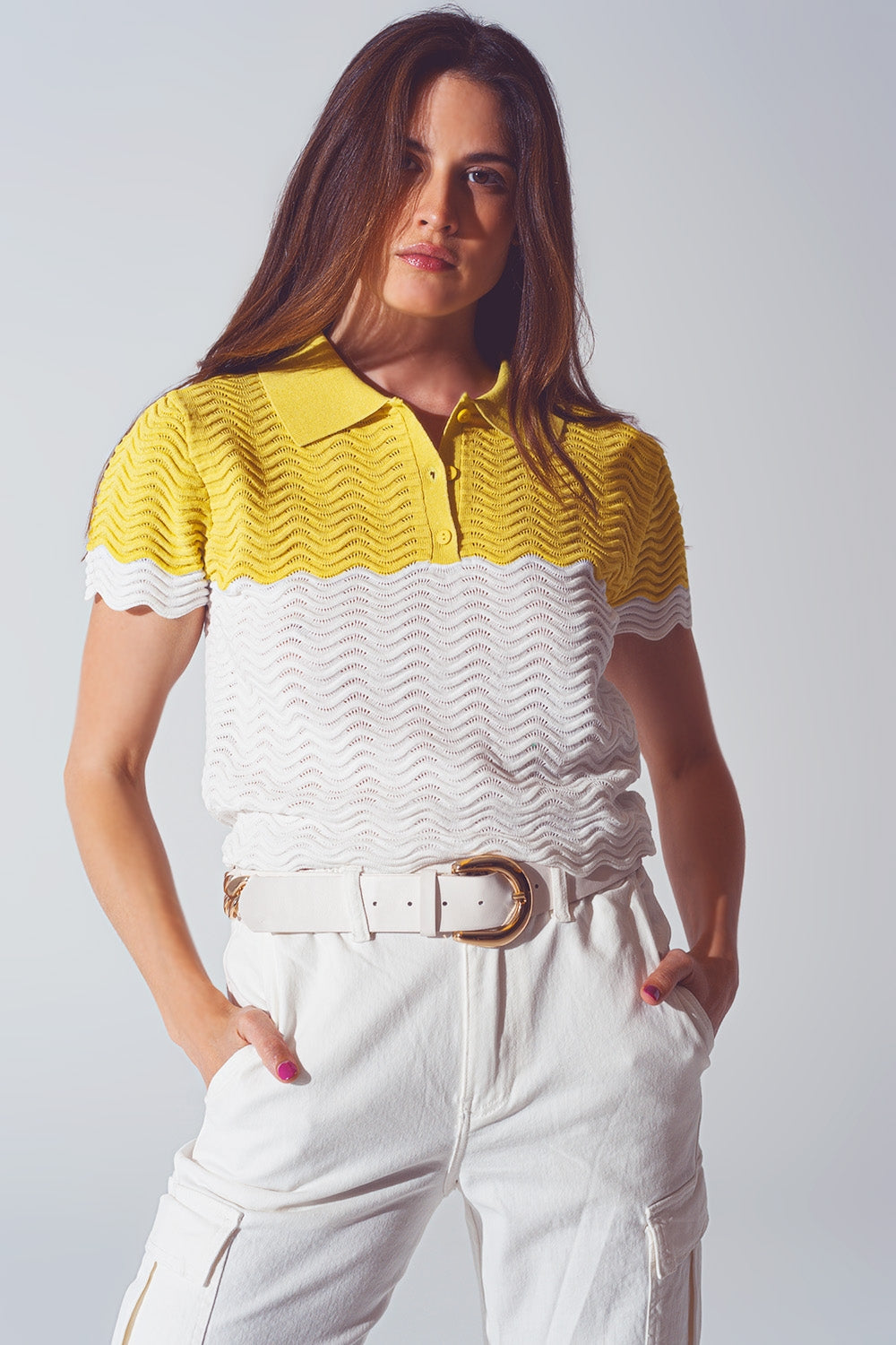 Polo corto de punto con bloques de color en blanco y amarillo Q2