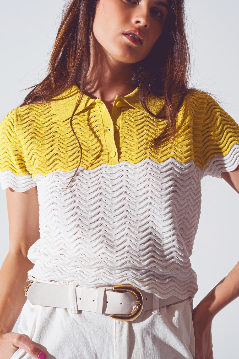 Polo corto de punto con bloques de color en blanco y amarillo Q2