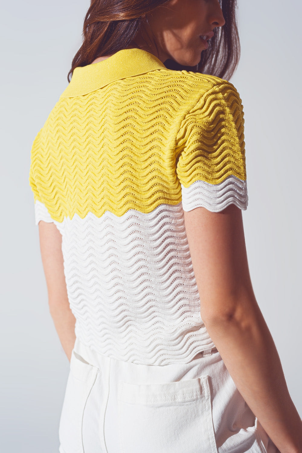Polo corto de punto con bloques de color en blanco y amarillo Q2
