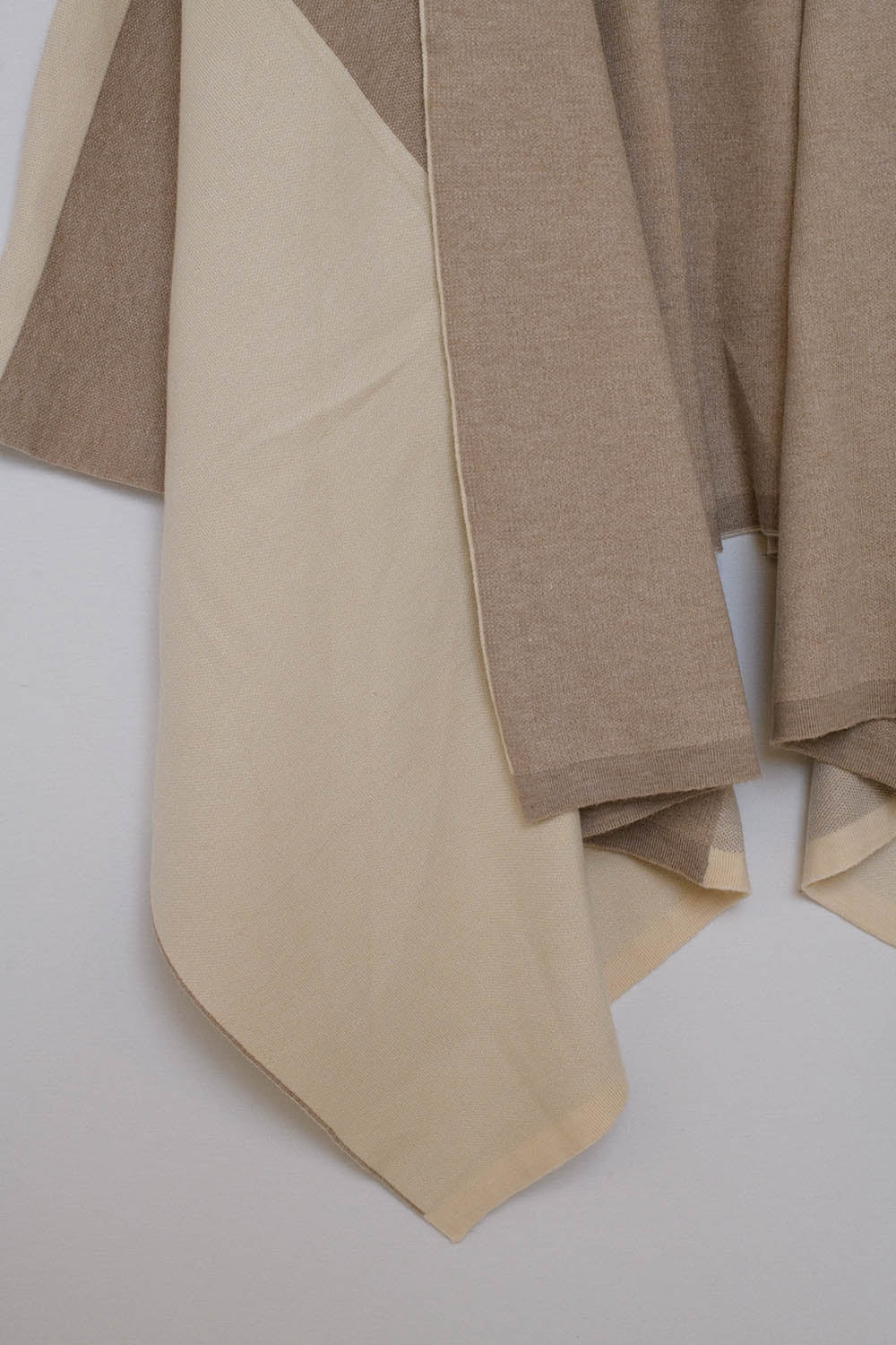 Poncho asimétrico en marrón claro y oscuro Q2