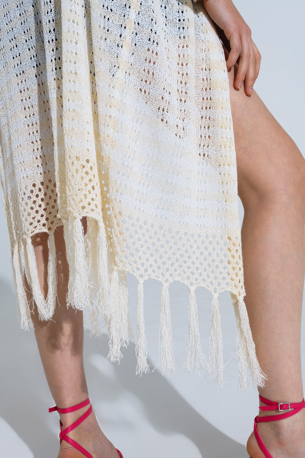 Poncho Crema Estilo Boho Con Punto Pointelle A Rayas Y Detalles De Flecos Q2
