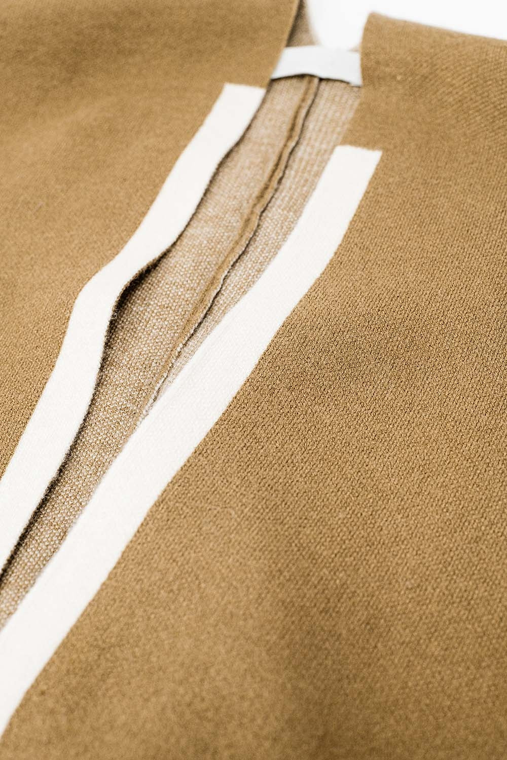 Poncho de punto en camel con ribete crudo Q2