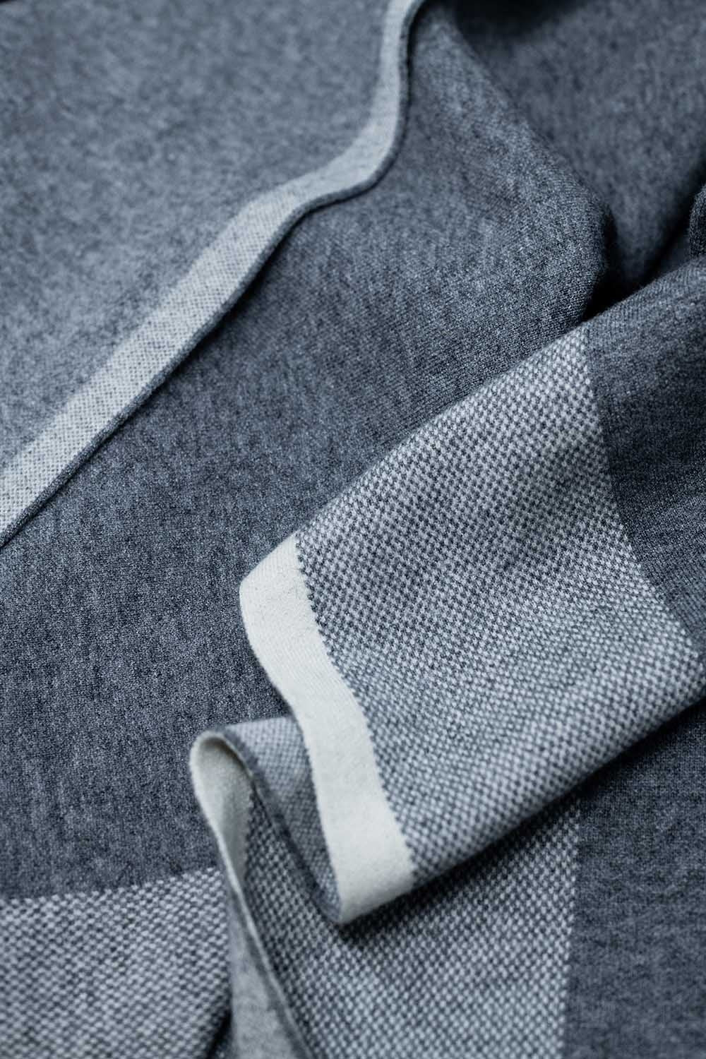 Poncho de punto gris con ribete crudo Q2