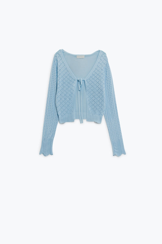 Q2 Rebeca azul bebé con estampado de rombos y cierre de lazo