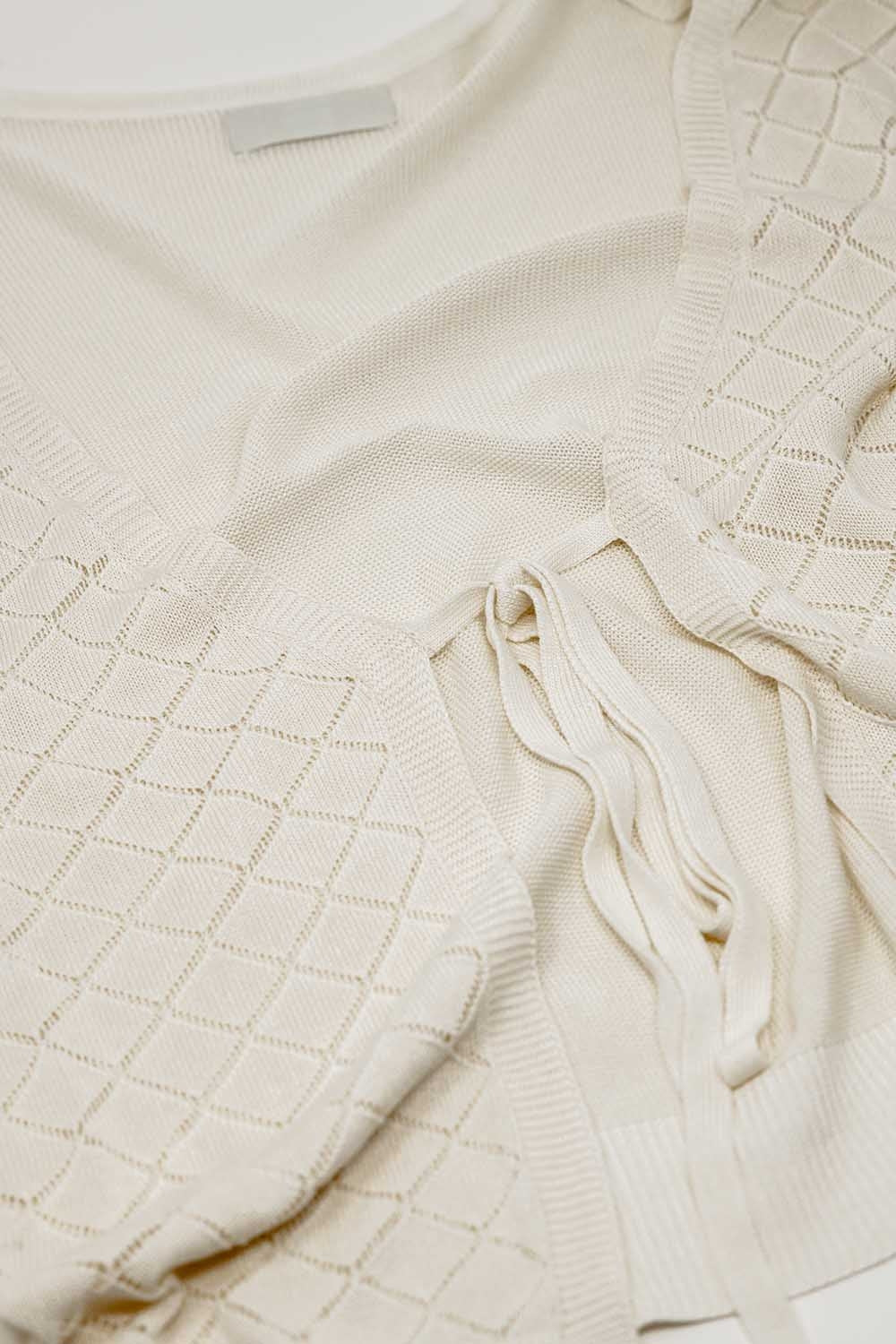 Rebeca beige con estampado de rombos y cierre de lazo Q2