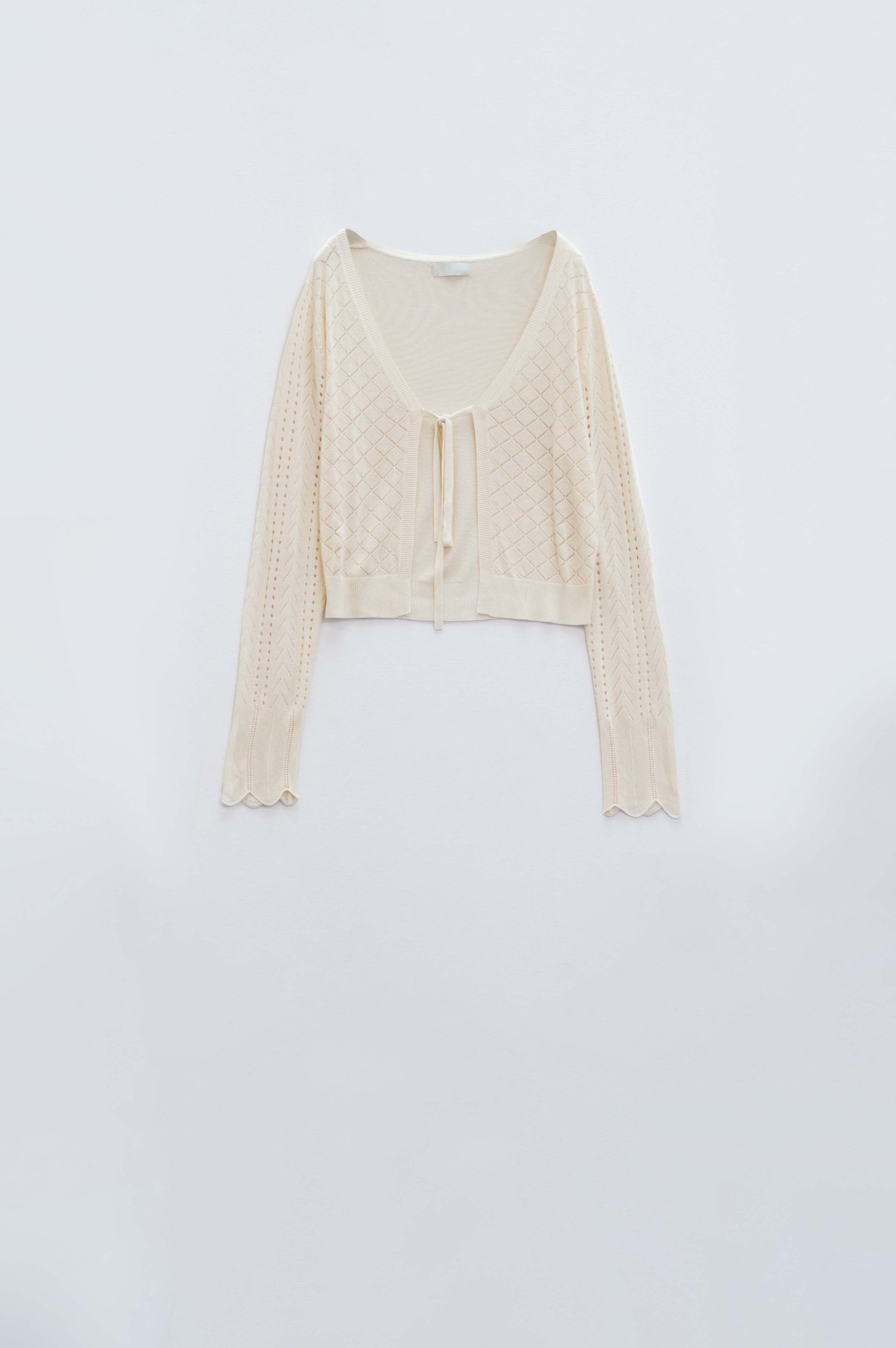 Q2 Rebeca beige con estampado de rombos y cierre de lazo