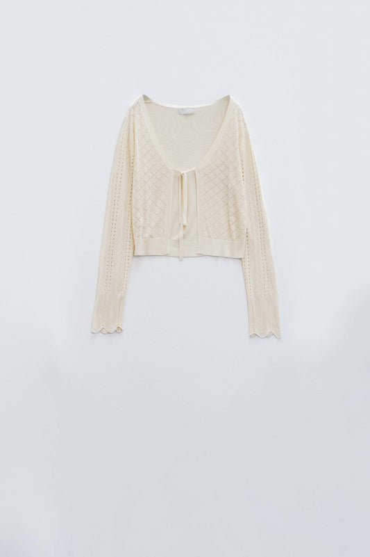 Q2 Rebeca beige con estampado de rombos y cierre de lazo