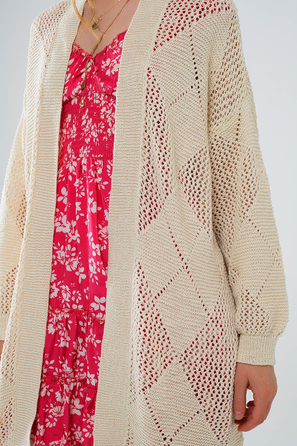 Rebeca beige drapeada con diseño de ganchillo Q2