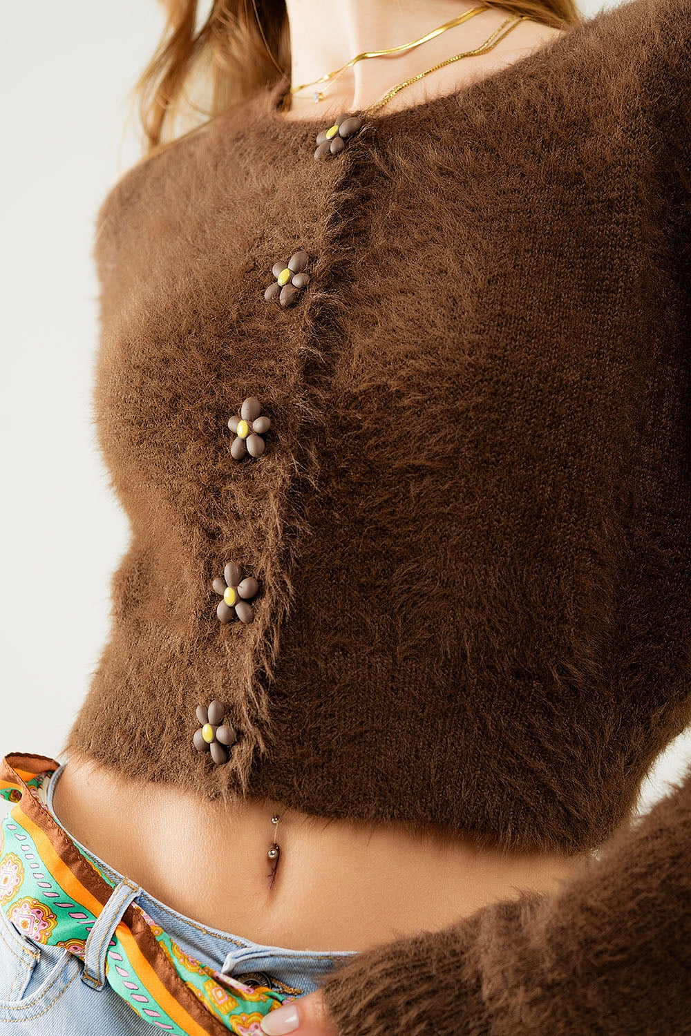 Rebeca corta y esponjosa marrón con botones de flores Q2