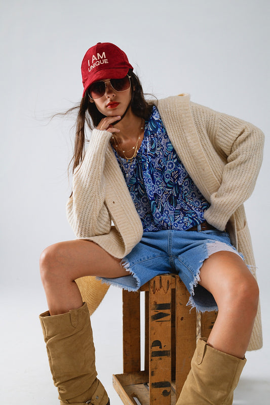 Q2 Rebeca larga de canalé con bolsillos y capucha en color crema