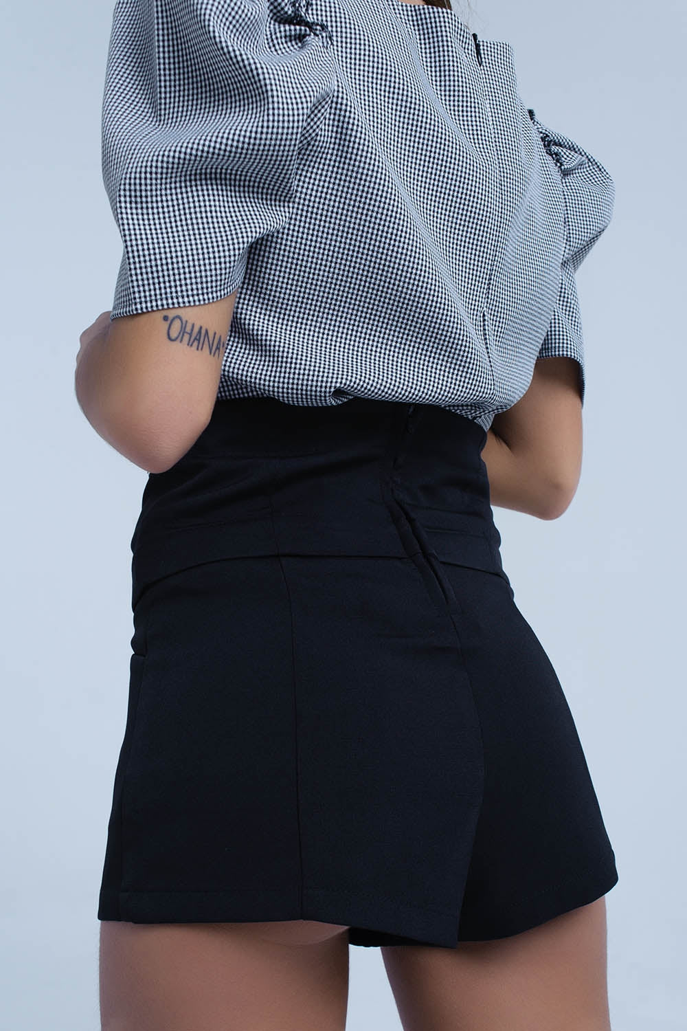 Short negro con detalle anudado Q2
