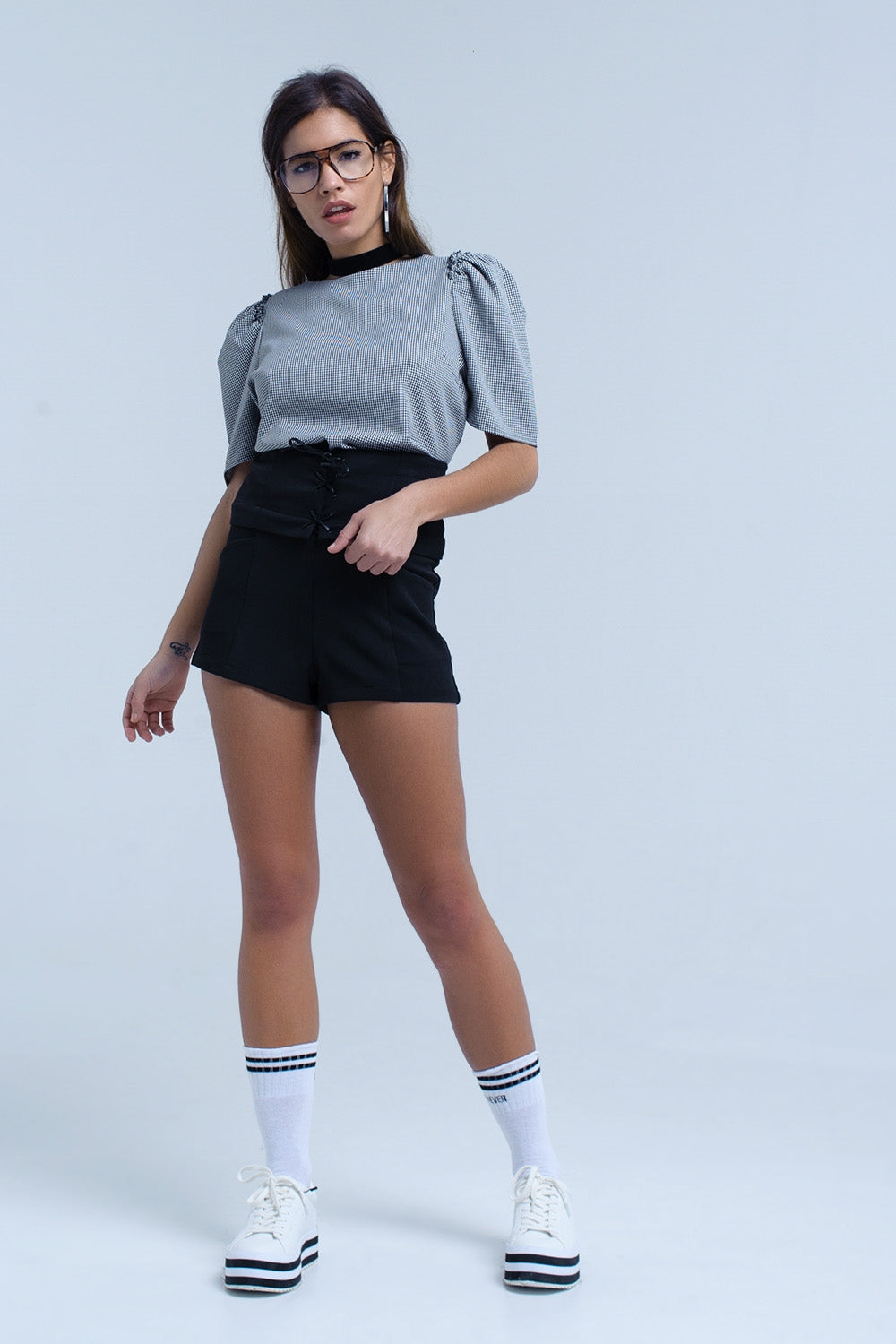 Short negro con detalle anudado Q2