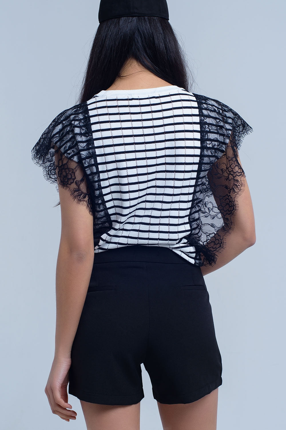Short negro con detalle lateral Q2