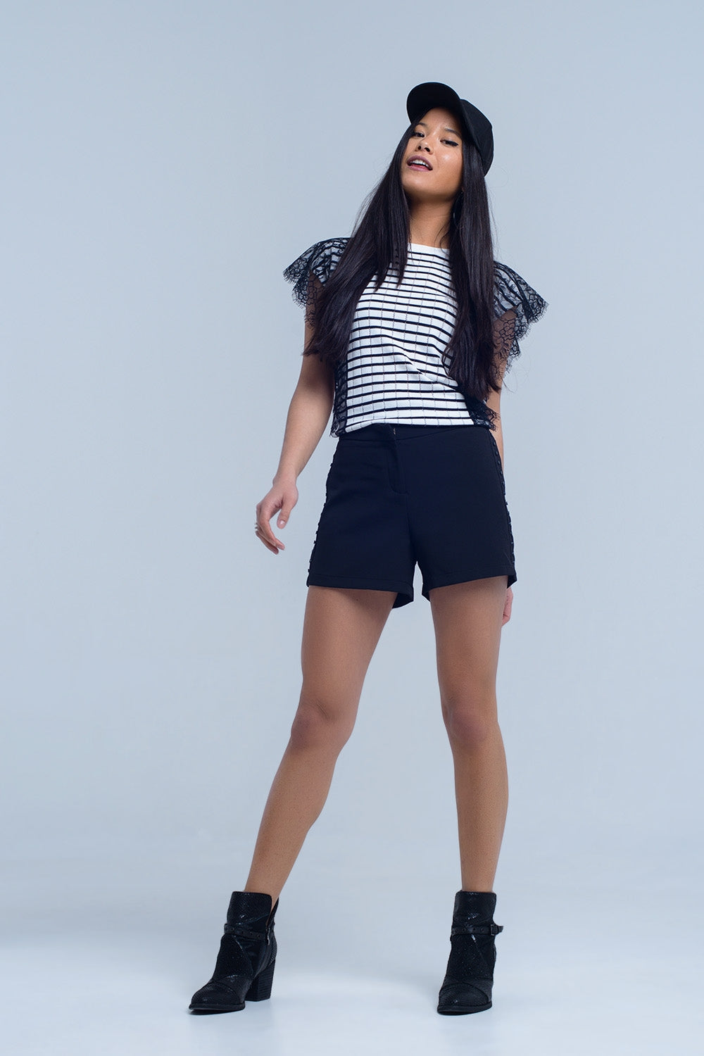 Short negro con detalle lateral Q2