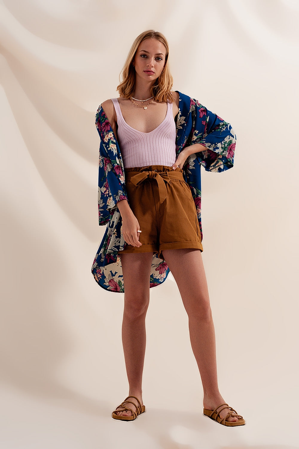 Shorts Camel con cinturón Q2