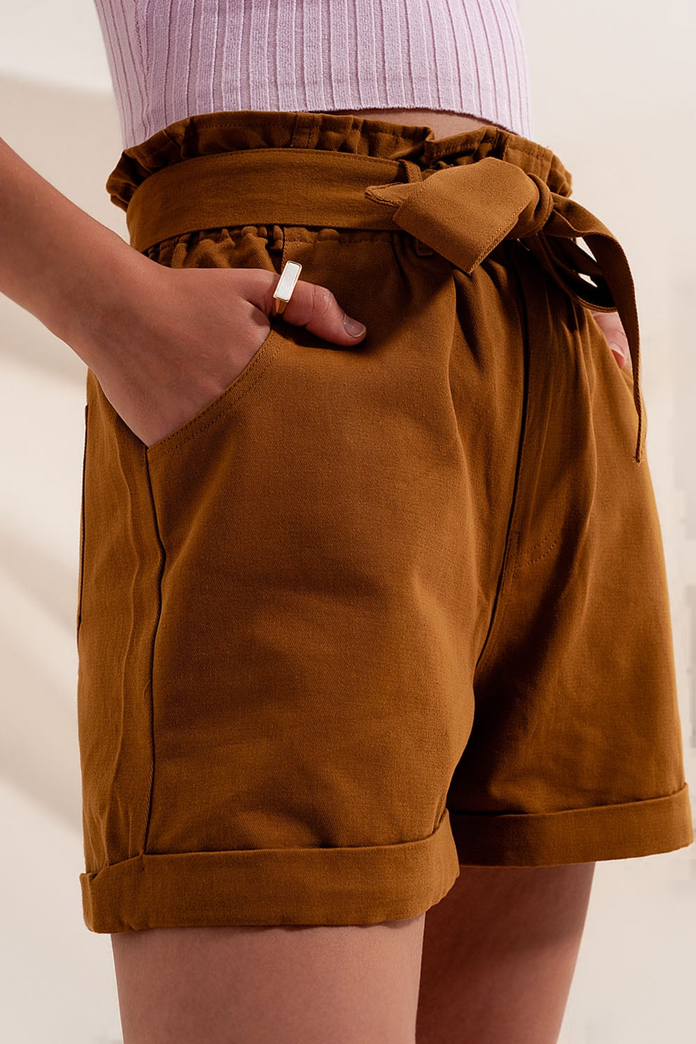Shorts Camel con cinturón Q2