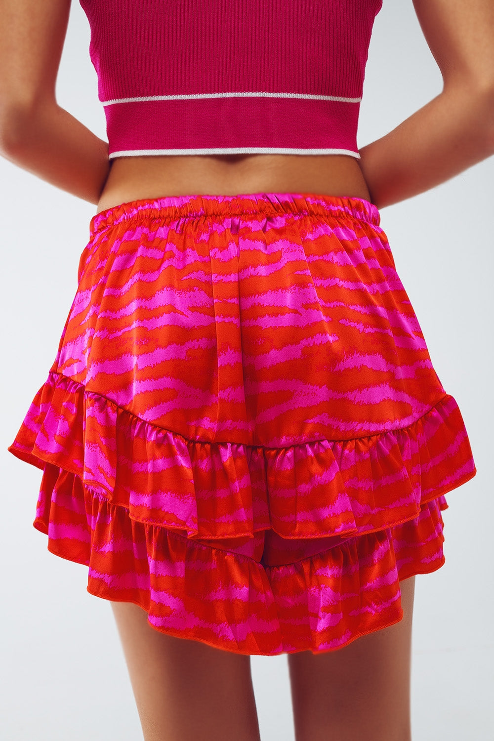 Shorts con dobladillo con volantes en estampado de cebra en naranja y fucsia Q2