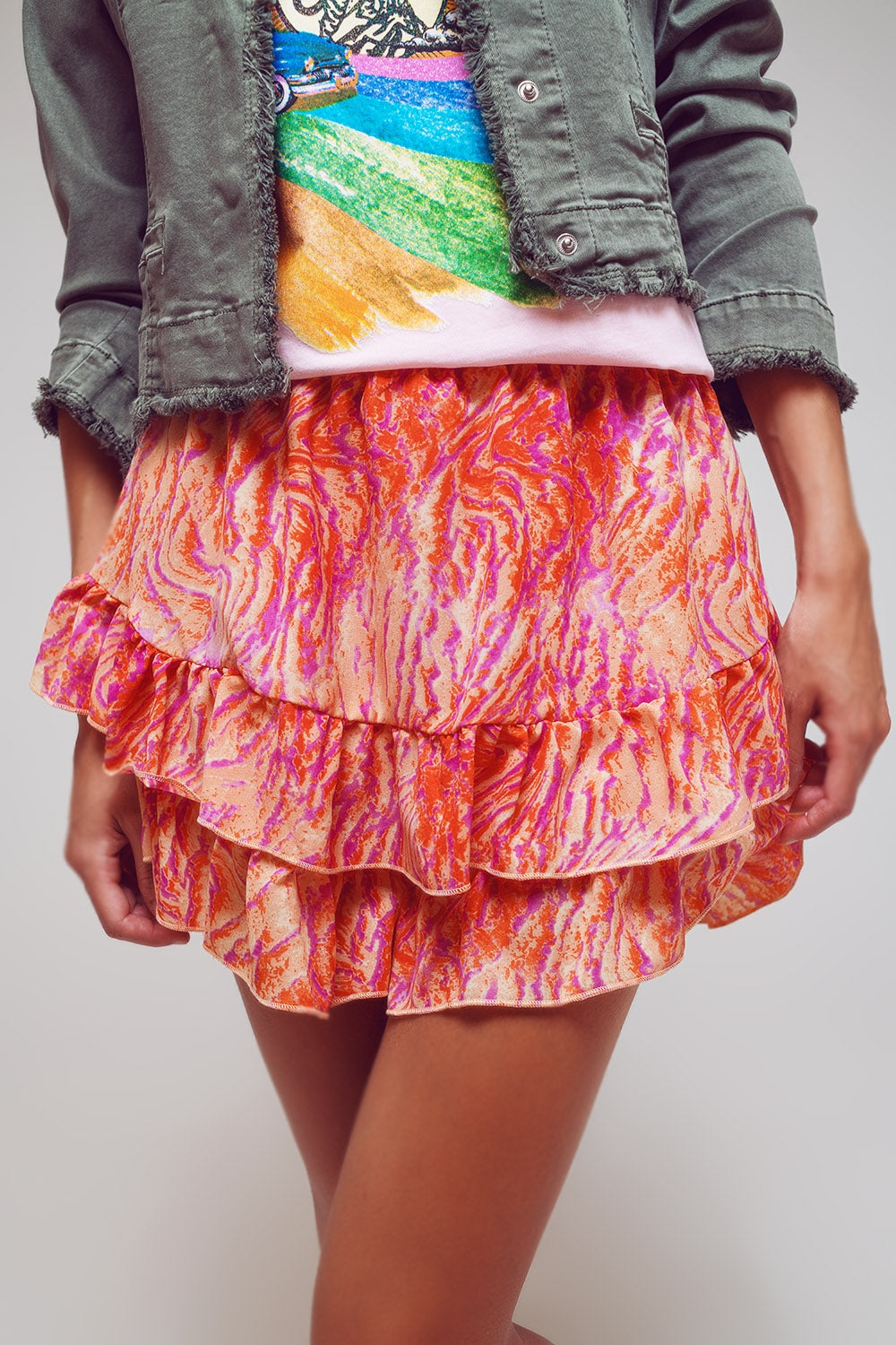 Shorts con volantes en estampado abstracto de cebra en naranja y fucsia Q2