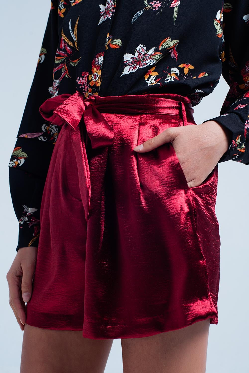 Shorts de raso rojo con lazo en la cintura Q2