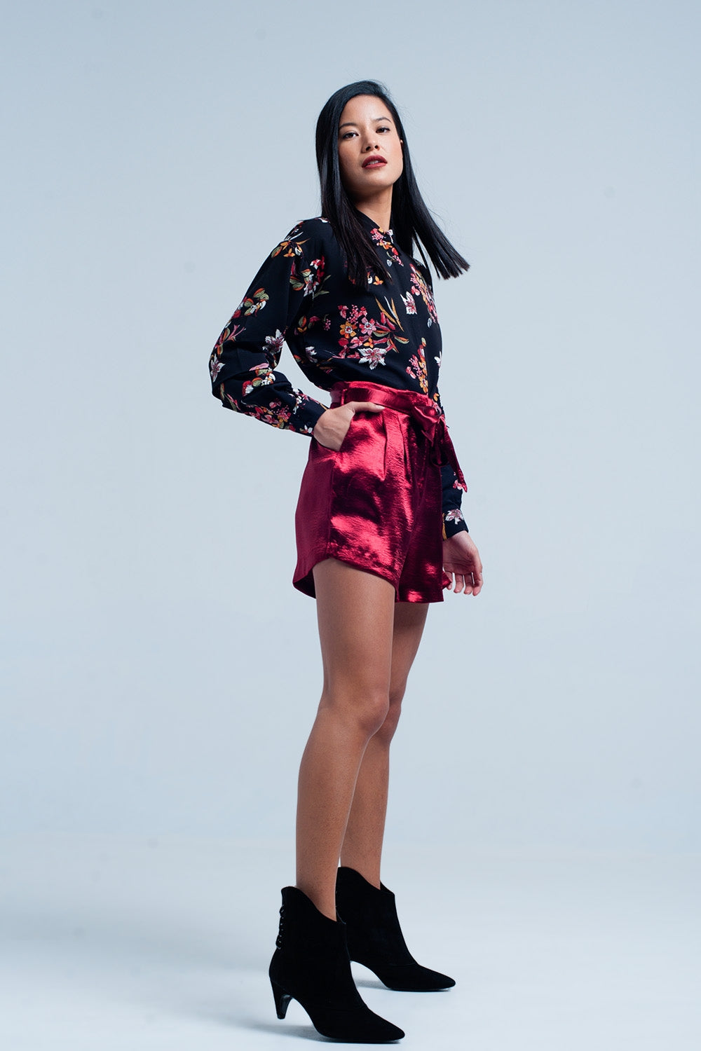 Shorts de raso rojo con lazo en la cintura Q2
