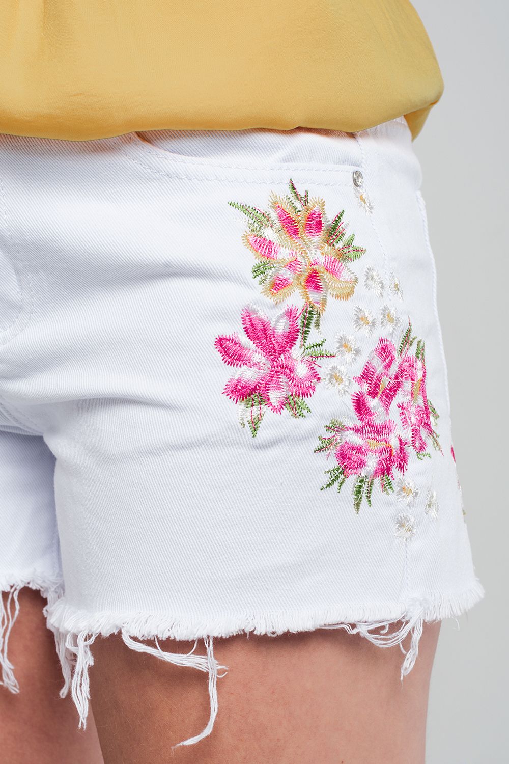 Shorts vaqueros color blanco con flores bordadas Q2