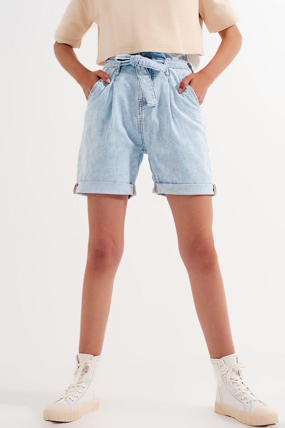 Shorts vaqueros con lavado azul claro y lazada en la cintura Q2