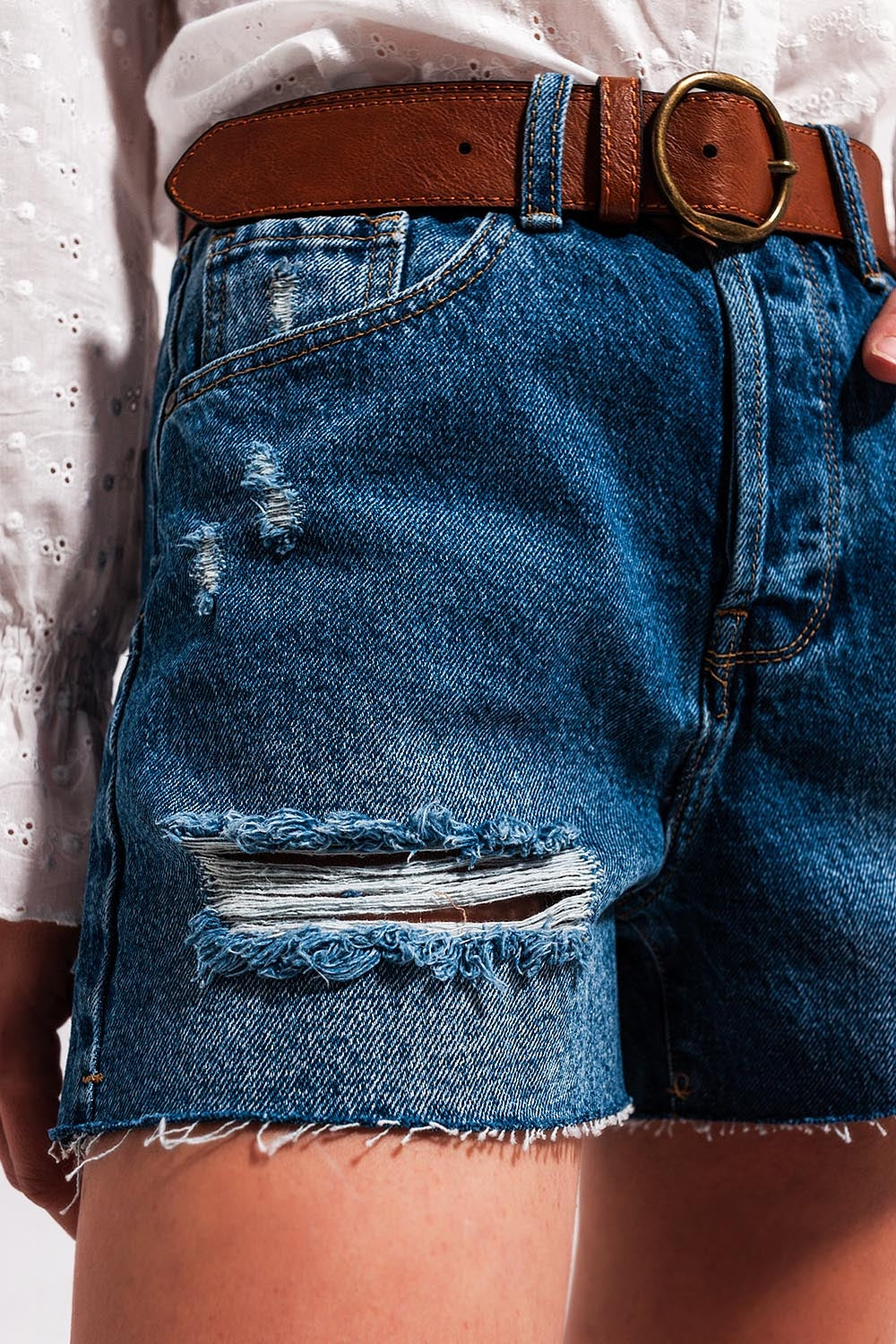 Shorts vaqueros con lavado medio de talle alto con diseño rasgado Q2