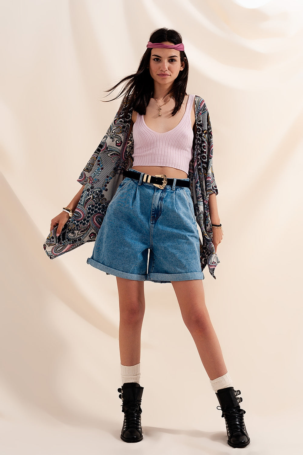 Shorts vaqueros con lavado medio y pinzas de tiro alto Q2