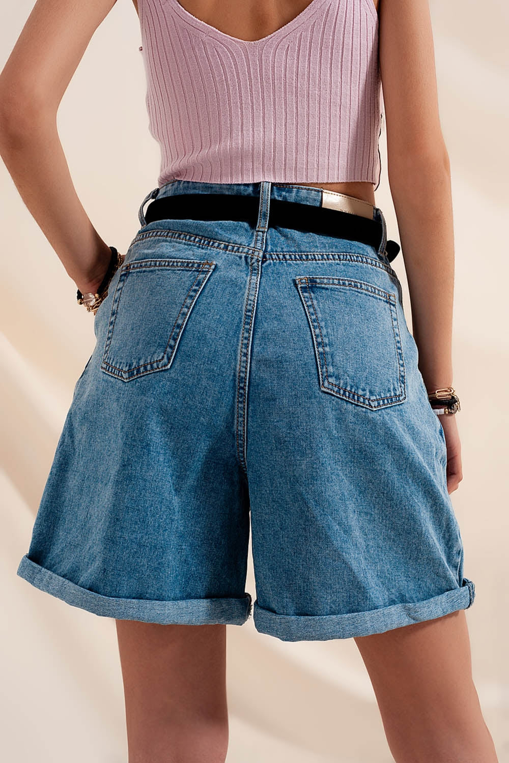 Shorts vaqueros con lavado medio y pinzas de tiro alto Q2
