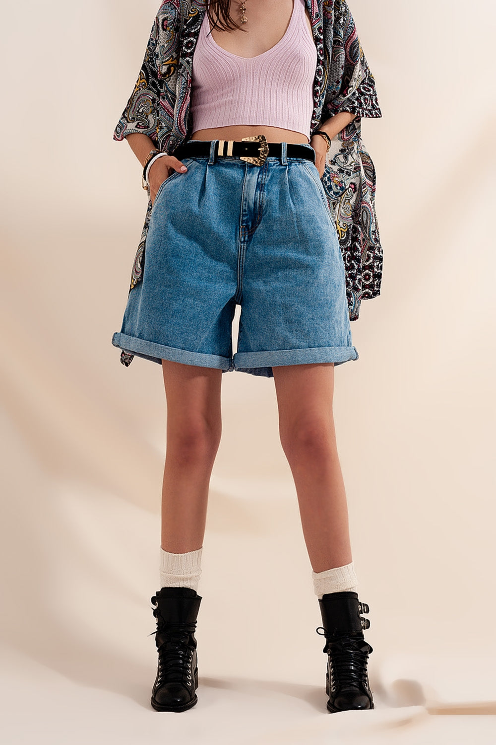 Shorts vaqueros con lavado medio y pinzas de tiro alto Q2