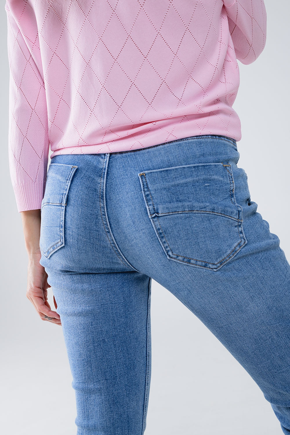 Skinny Jeans En lavado claro con detalle en el bolsillo Q2