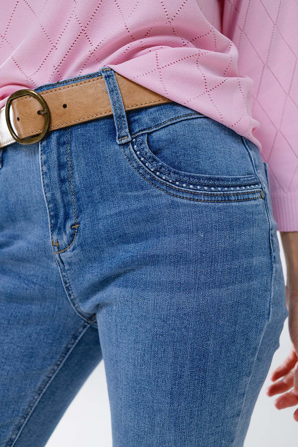Skinny Jeans En lavado claro con detalle en el bolsillo Q2