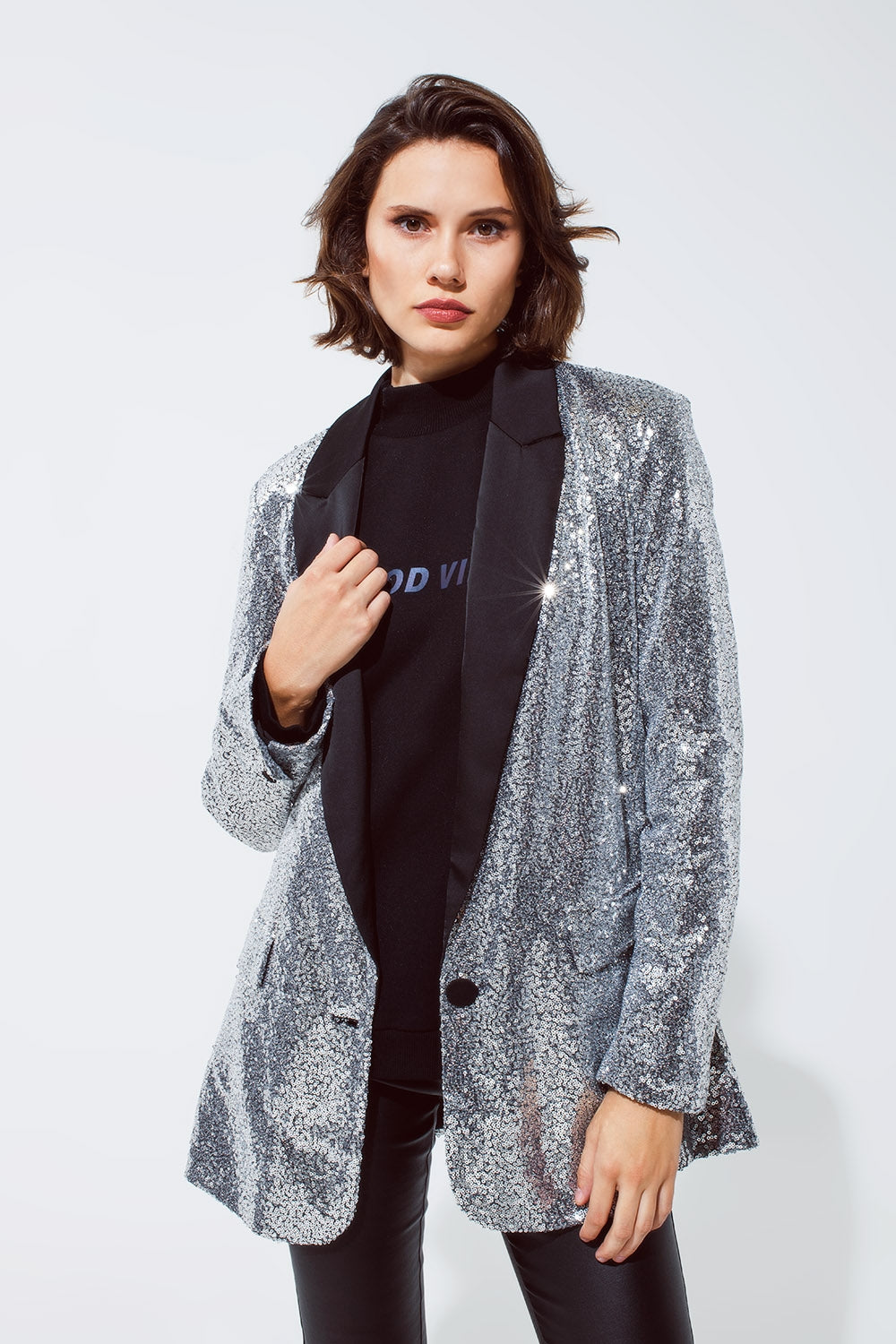 Smoquin Blazer de lentejuelas plateadas con solapas de raso negro Q2