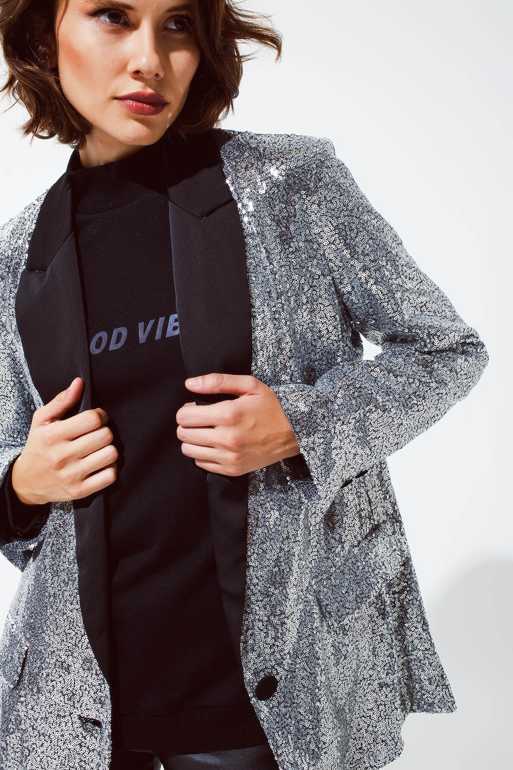 Smoquin Blazer de lentejuelas plateadas con solapas de raso negro Q2
