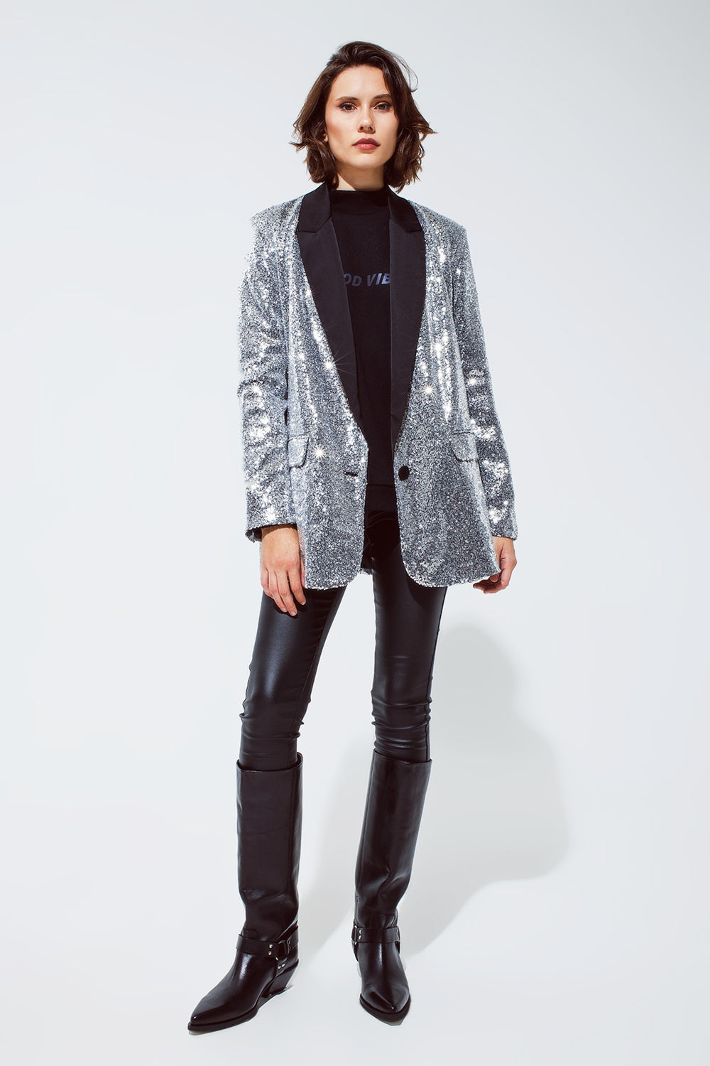 Smoquin Blazer de lentejuelas plateadas con solapas de raso negro Q2