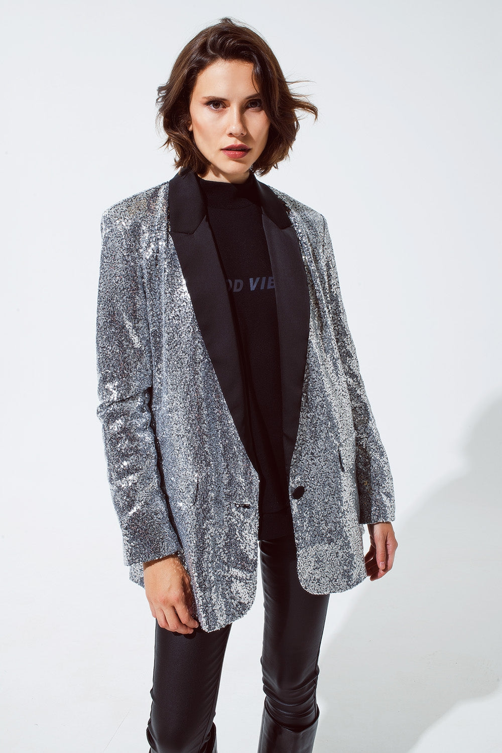 Smoquin Blazer de lentejuelas plateadas con solapas de raso negro Q2