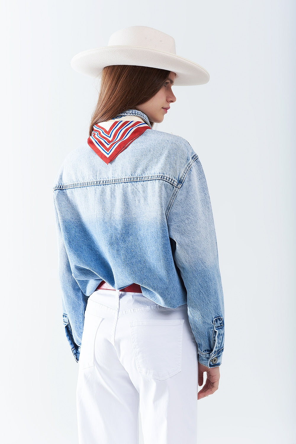 Sobrecamisa vaquera con bolsillos en el pecho y detalles bordados de strass Q2