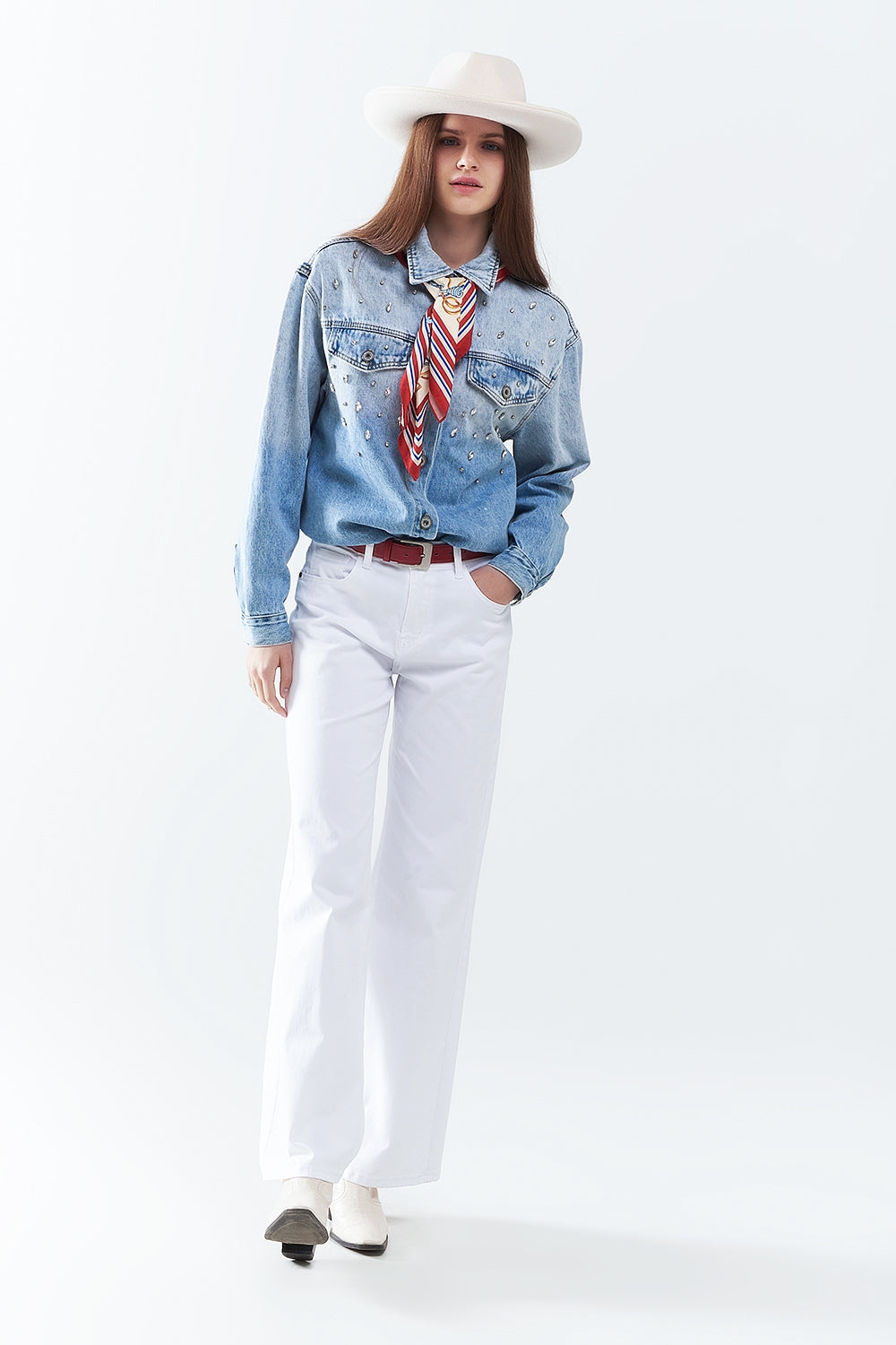 Sobrecamisa vaquera con bolsillos en el pecho y detalles bordados de strass Q2